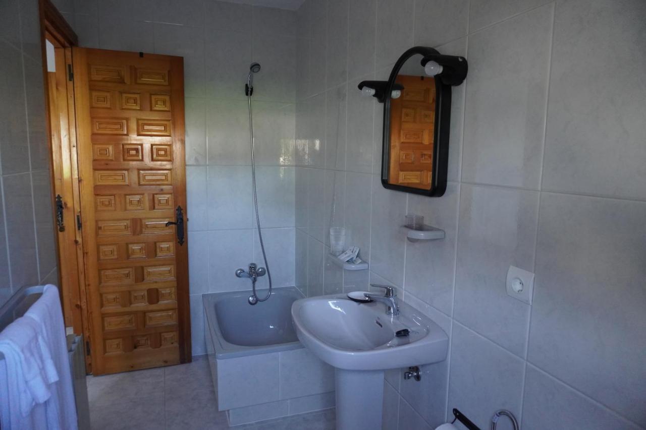 Hostal La Biela 43 Galizano Esterno foto